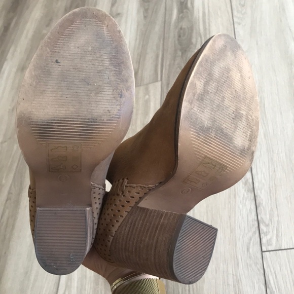 Tan suede booties - Picture 5 of 6